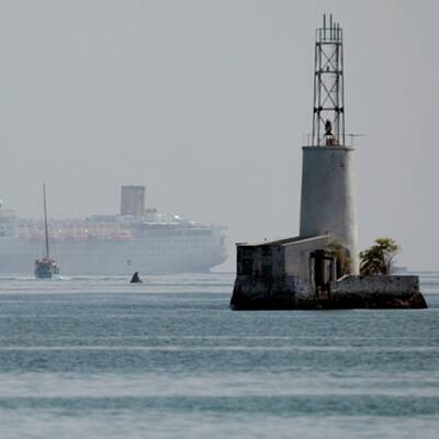 Costa Allegra legt im Hafen von Mahe (Seychellen) an