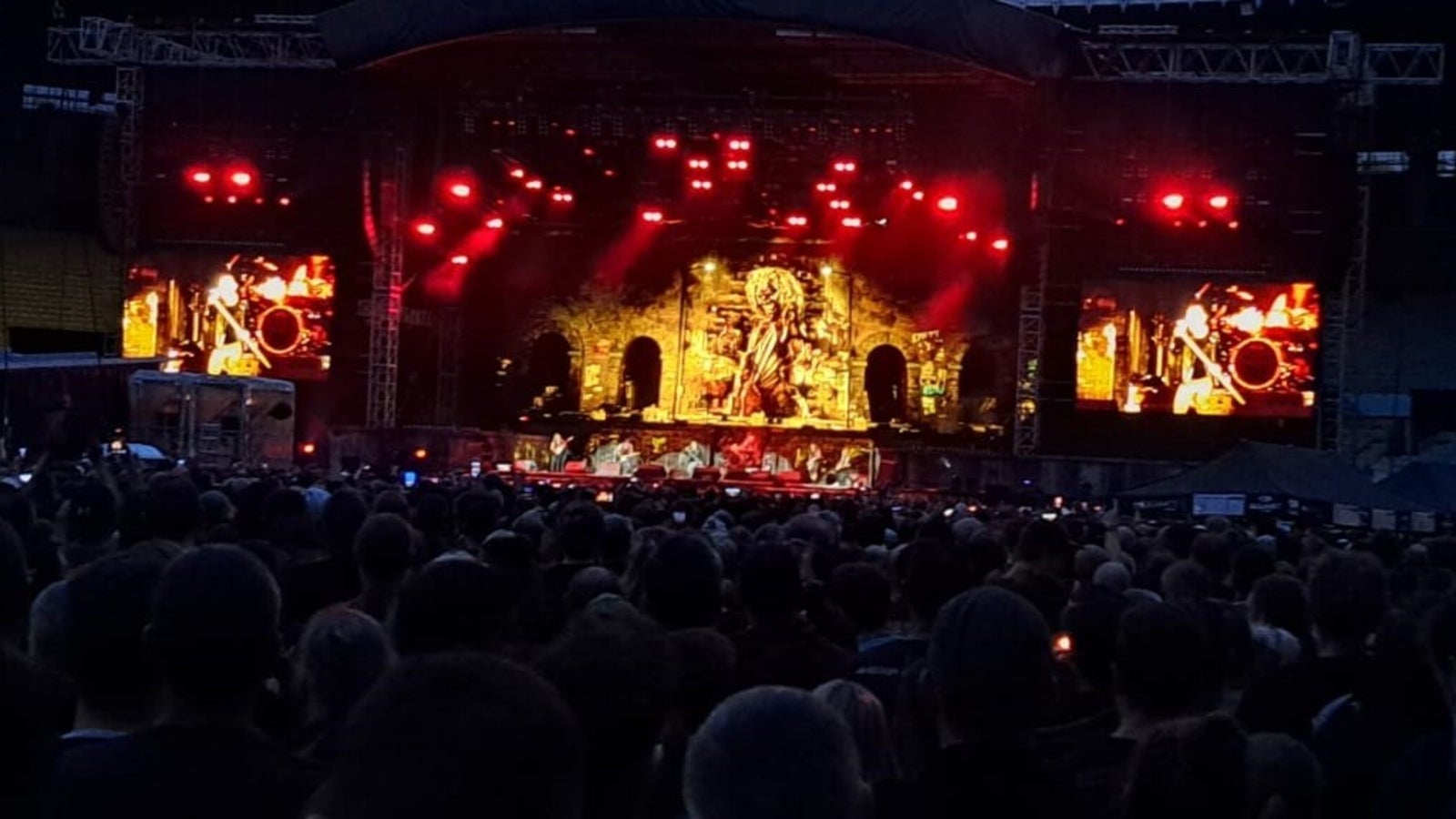 Fans nach Iron-Maiden-Konzert: "Eine Geldverschwendung" - stars24