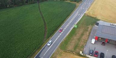 Mit Auto Maisfeld umgepflügt