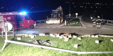 Crash in Kreisverkehr - Lenker tot