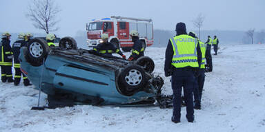 Mann tot: Bagger stürzte in Eis-Teich
