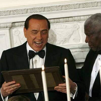 Berlusconi zerlegt Bushs Rednerpult