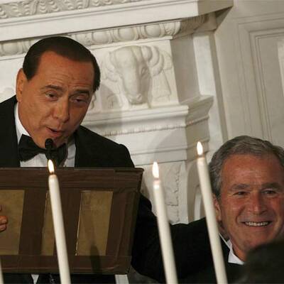 Berlusconi zerlegt Bushs Rednerpult