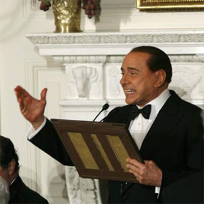 Berlusconi zerlegt Bushs Rednerpult