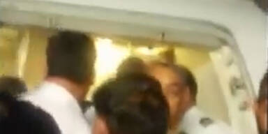 Passagiere "werfen" Politiker aus Flugzeug
