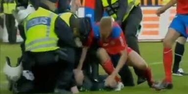 Schweden: Fan attackiert Torh&uuml;ter - Abbruch