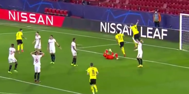 Fu&szlig;ballspieler auf Fu&szlig;ballfeld