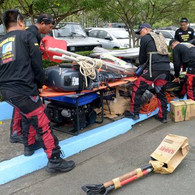 Erste Helfer treffen im Krisengebiet ein