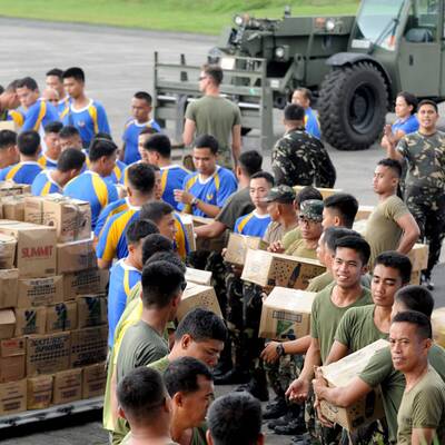 Erste Helfer treffen im Krisengebiet ein
