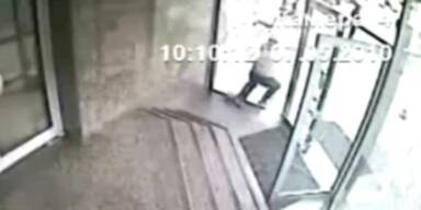 Mann kracht durch verschlossene Glast&uuml;re