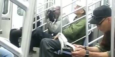 Mann leckt hingebungsvoll Schuhe sauber