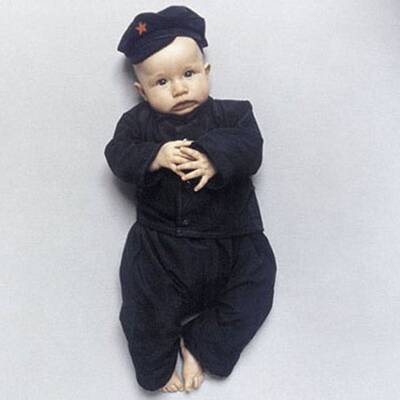 Baby als Hitler verkleidet