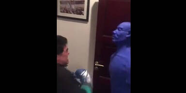 Irre: Maradona schl&auml;gt Box-Dummy k.o.