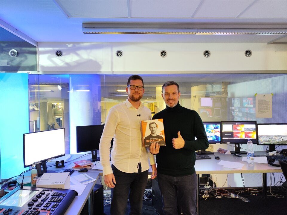 Bestseller-Autor und Bitcoin-Bulle Marc Friedrich (rechts) im oe24.TV-Studio mit Redakteur Brüstle.