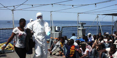 Deutsche Marine rettet 300 Fl&uuml;chtlinge