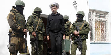 Krim: Russen stürmen Militärbasen