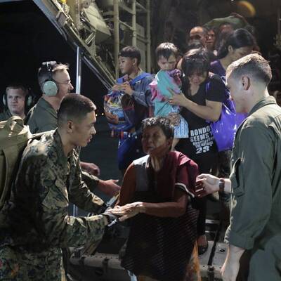 Erste Helfer treffen im Krisengebiet ein