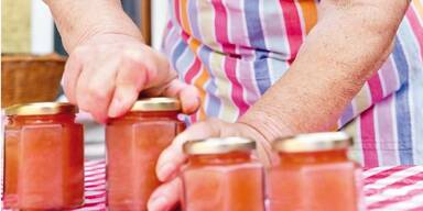 Oma kochte Marmelade ein und fing Feuer