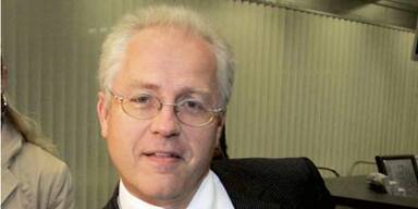 Wirbel um Hitler-Gruß von H.-P. Martin