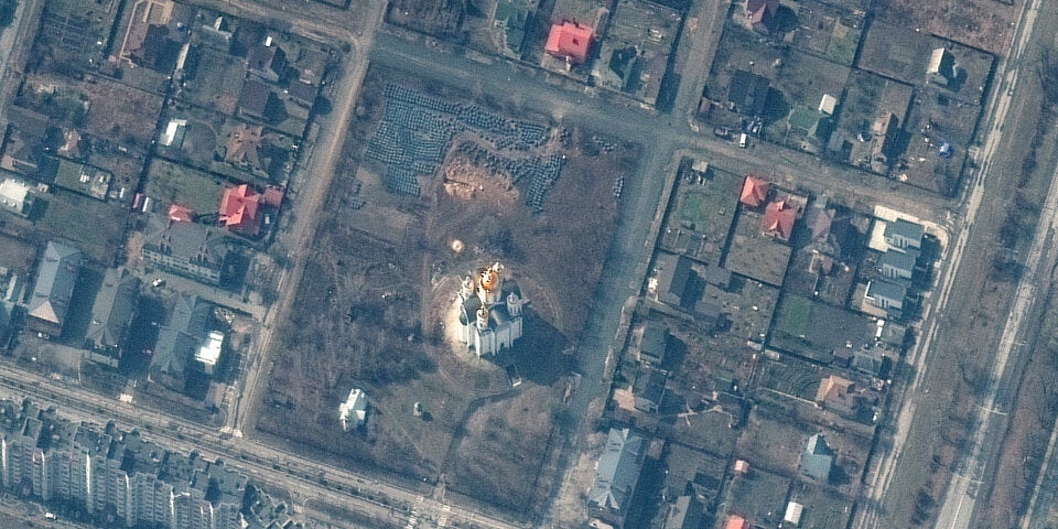 Satellitenbild zeigt Massengrab in Butscha