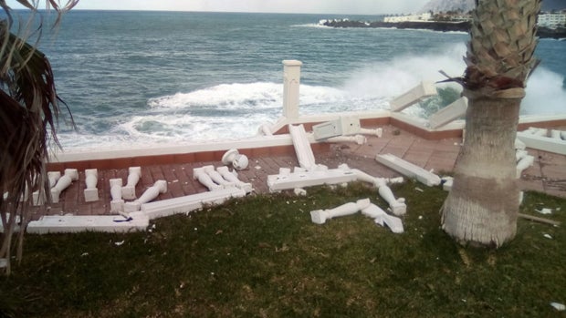 Bilder zeigen: Monsterwelle zerstört Mausi Lugners Villa