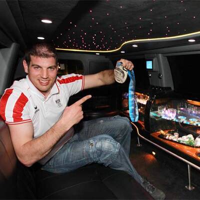 Matt mit Stretch-Limo ins Österreich-Haus