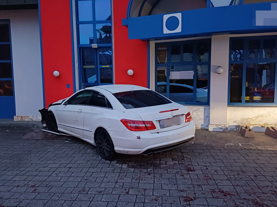 33-jährige Lenkerin kracht in Hausmauer und flüchtet