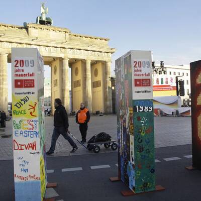 Berlin spielt Mauer-Domino