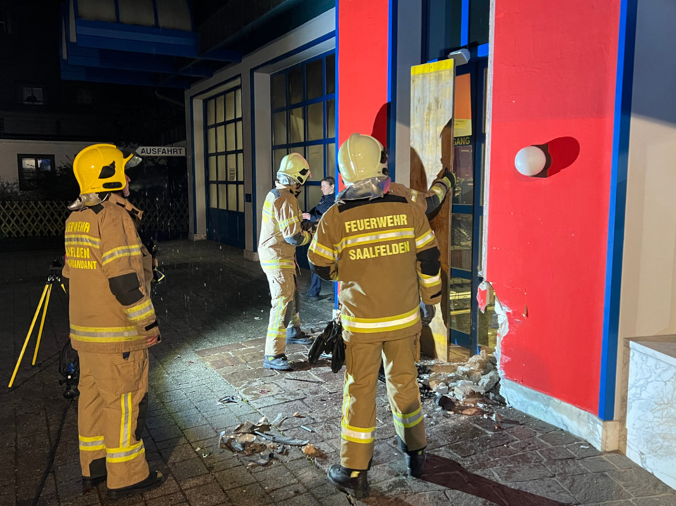 33-jährige Lenkerin kracht in Hausmauer und flüchtet