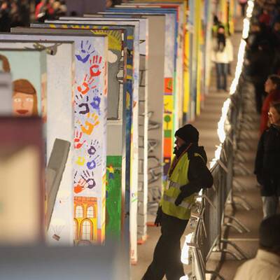 Berlin spielt Mauer-Domino