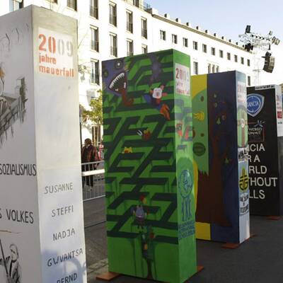 Berlin spielt Mauer-Domino