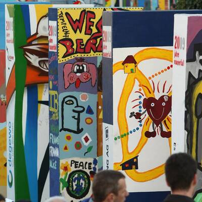 Berlin spielt Mauer-Domino