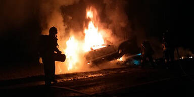 Lenker crasht in Baum und verbrennt im Porsche-Wrack