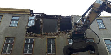 Herabstürzende Mauerteile verletzen Arbeiter