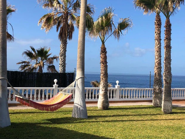 Bilder zeigen: Monsterwelle zerstört Mausi Lugners Villa