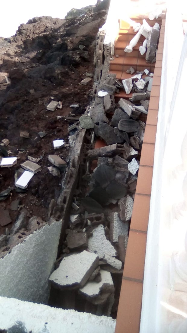 Bilder zeigen: Monsterwelle zerstört Mausi Lugners Villa