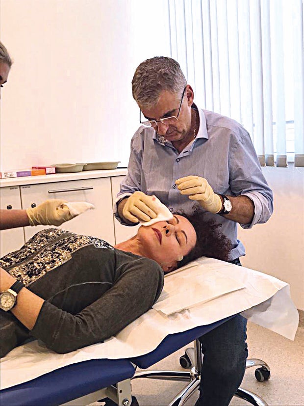 Eingriff: Mausi hat jetzt Gold im Gesicht