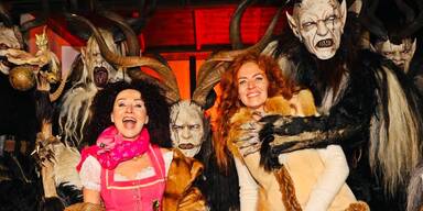 Mausi Lugner bei einer Modenschau am Traunsee