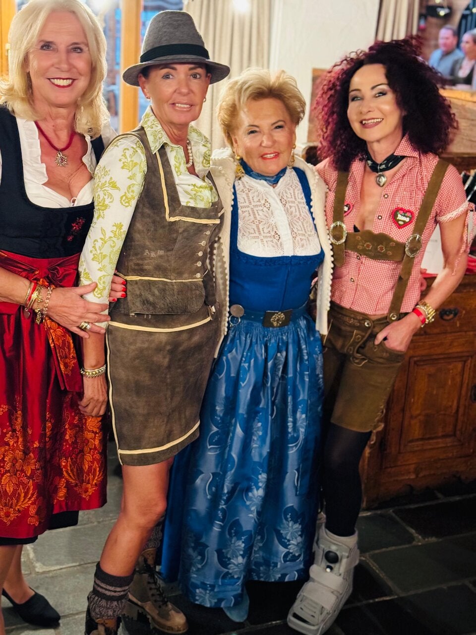Mausi Lugner mit ihren Freundinnen Astrid und Sonja und Rosi Schipflinger