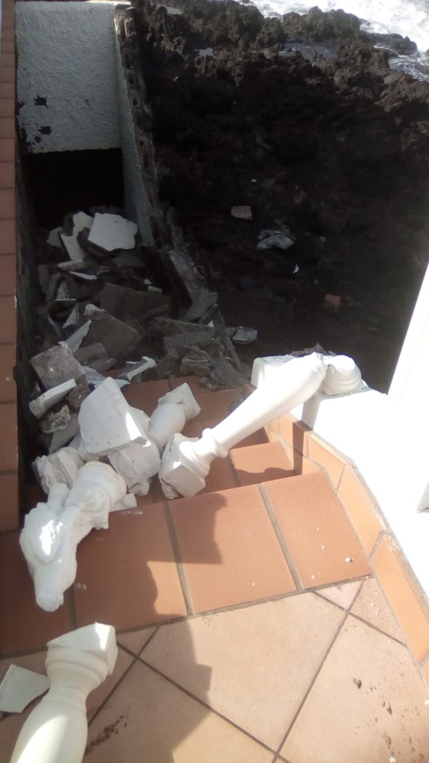 Bilder zeigen: Monsterwelle zerstört Mausi Lugners Villa