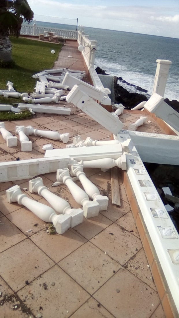 Bilder zeigen: Monsterwelle zerstört Mausi Lugners Villa