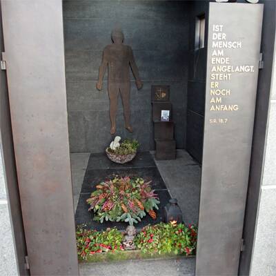 Das beschädigte, leere Flick-Grab