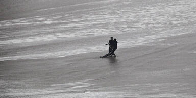 Sexy Surferin stirbt fast in Monster-Welle