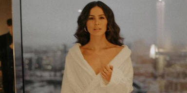 Bademantel-Erotik: Lena Meyer-Landrut zeigt uns ziemlich viel!