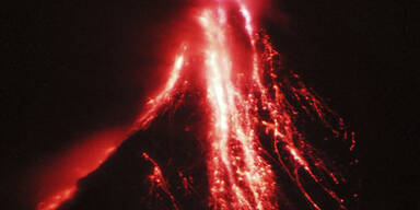 Mayon erwacht - Vulkan spuckt Lava