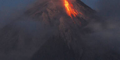 Mayon erwacht - Vulkan spuckt Lava
