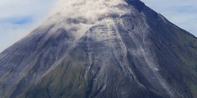 Mayon erwacht - Vulkan spuckt Lava