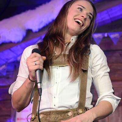 Ski-Hase Maze rockt in Lederhose