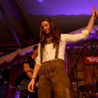 Ski-Hase Maze rockt in Lederhose