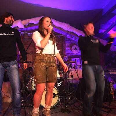 Ski-Hase Maze rockt in Lederhose